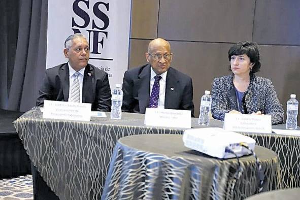 El ministro de Economía y Finanzas, Héctor Alexander (c), durante la inauguración del taller sobre registro de beneficiarios que se encuentra operativo.