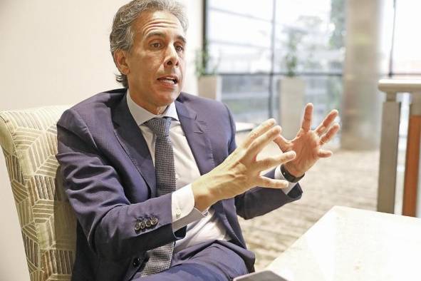 Piero Ghezzi, doctor en economía,durante su participación en el foro del CNC.