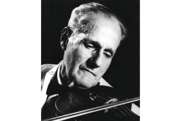 El maestro Alfredo Saint Malo con su famoso violín, el Stradivarius Lipinski, que amerita un artículo por sí mismo.