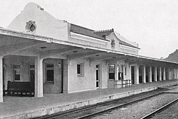 Terminal del ferrocarril en Balboa, junio de 1915. Posicionada en las proximidades del 'Administration Building' era parte de la estructura que permitía el funcionamiento y la conectividad de esta 'nueva capital' de la Zona del Canal.