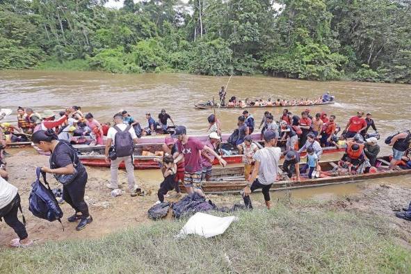 Migrantes son transportados hoy en canoas en el sector de Lajas Blancas en Darién (Panamá).