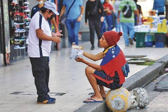 Muchos buscan reunir algo de dinero para comprar el boleto de avión que los lleve a Venezuela.