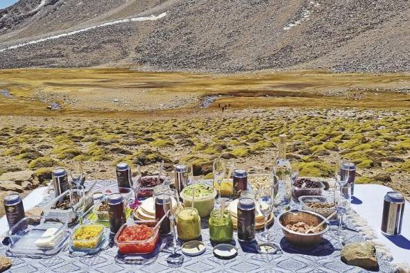 En cuanto a la gastronomía, el visitante puede degustar de productos típicos como los quesos de cabra y vinos.