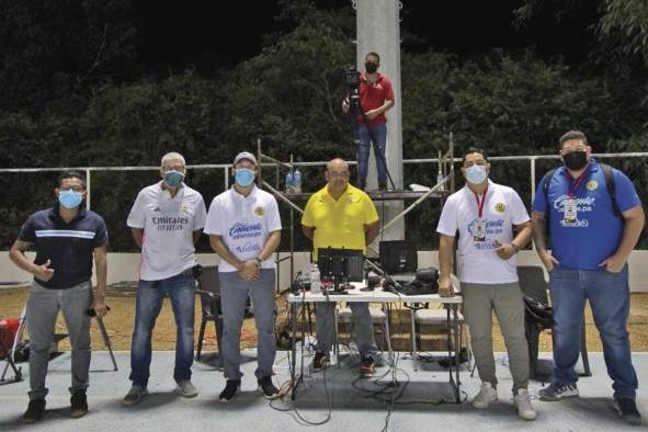 El equipo de 'La Berraquera TV' tras la transmisión del partido.