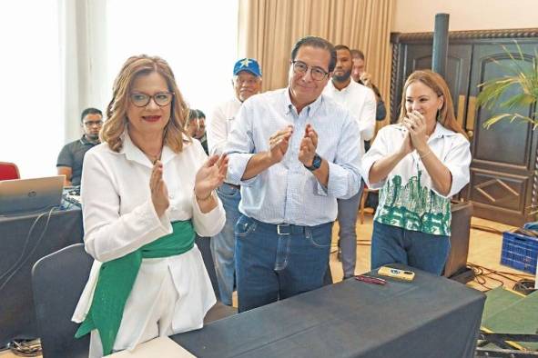 Rosario Turner, candidata a la vicepresidencia de la República, junto al aspirante presidencial del PP, Martín Torrijos.