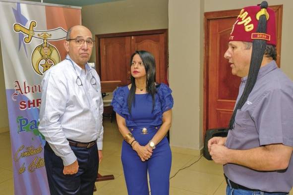 Los doctores Ramón Zapata-Sirvent y Marvin Corró y Miguel Brostella, presidente de los Shriners.