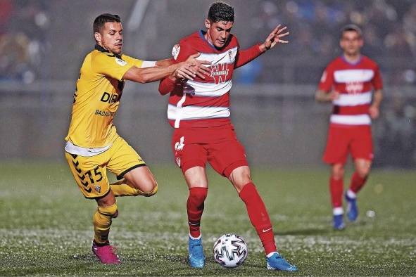 El delantero del Granada Carlos Fernández pelea un balón con el defensa Pelón, del Badalona, en el partido de dieciseisavos de final de la Copa del Rey de fútbol.