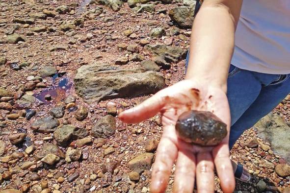 En las costas de la isla hay restos de sustancias oleosas.