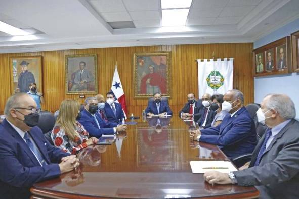 La Facultad de Medicina tiene una matrícula de más de 2,000 estudiantes que cursan más de siete especialidades. En la foto, el presidente Cortizo reunido con el rector de la UP, Eduardo Flores.