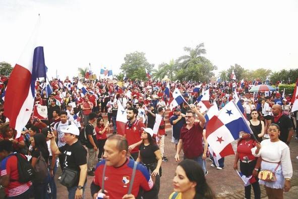 Un grupo considerable de manifestantes se reunió ayer en la cinta costera.