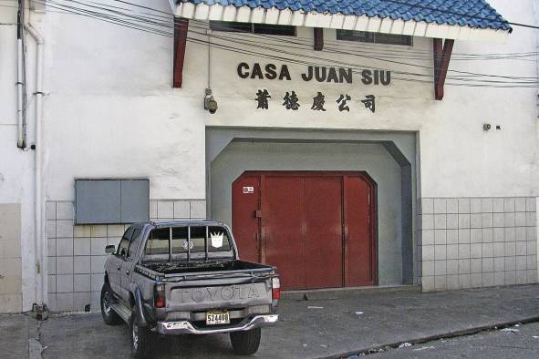 La Casa Juan Siu fue por mucho tiempo la tienda de productos chinos más importante y donde hacían las compras de los ingredientes necesarios para una receta auténticamente china. Fue también el establecimiento que popularizó los productos chinos entre los panameños. Muy cerca de allí, la Casa del Té, una tienda especializada en la venta de las mil especies de té chino. Aquí, muchos panameños probaron también la eficiencia de la acupuntura, las infusiones, y el 'chi gong' para los males que los aquejaban.