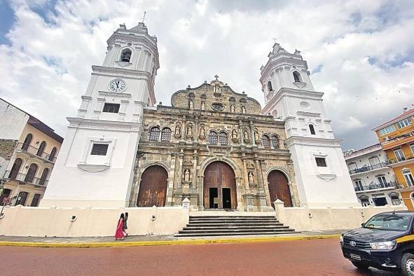 Fachada y torres de la Catedral Basílica Santa María la Antigua. Su construcción data de los siglos XVII y XVIII.