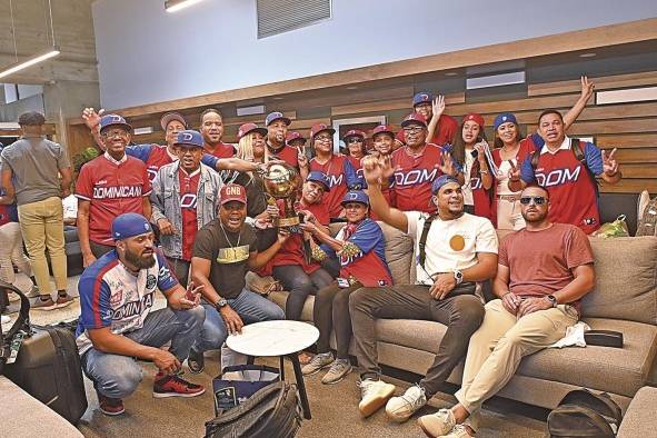 Jugadores de los Tigres de Licey, de República Dominicana, posan con la copa obtenida al ganar la Serie del Caribe Gran Caracas 2023.