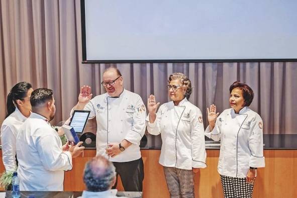 Flores juramenta a la nueva directiva conformada por los chefs Patrice Jaumon, Maríví López, Fanny Romero y Kevin Fernández (ausente).