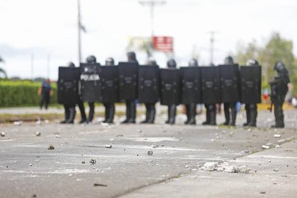 En varias zonas del país hubo enfrentamientos entre antimotines y manifestantes.