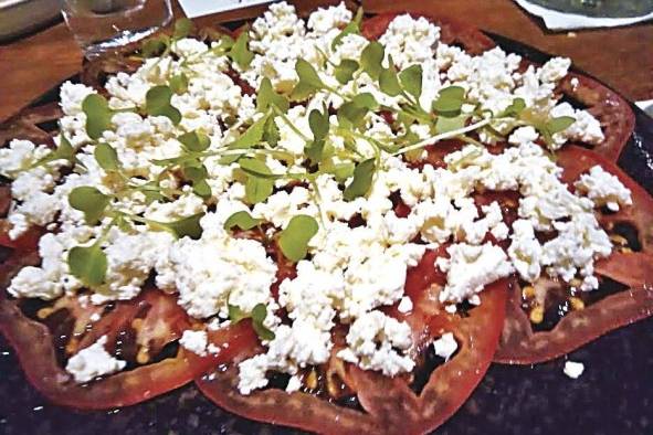 Carpaccio de tomate y queso fresco