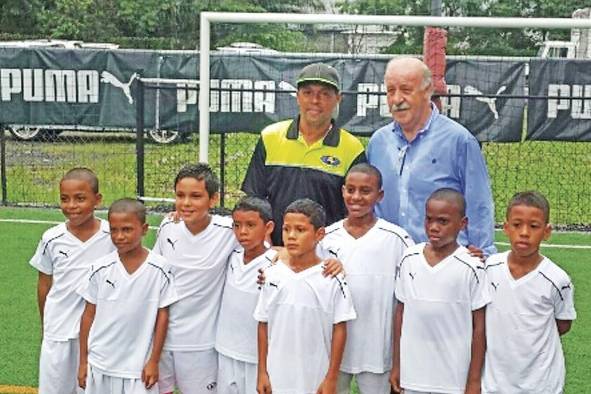 Con el ex técnico español del Real Madrid y campeón del mundo, Vicente del Bosque, con los chicos de la Academia del Real Madrid en Panamá. Mendieta tiene hoy su propia Academia de Fútbol y la Fundación Remen, en la que trabaja con niños desde la Ciudad de Saber.