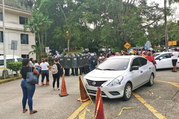 Familiares de los detenidos protagonizaron una protesta en las inmediaciones de la Corte donde se realizaba la audiencia.