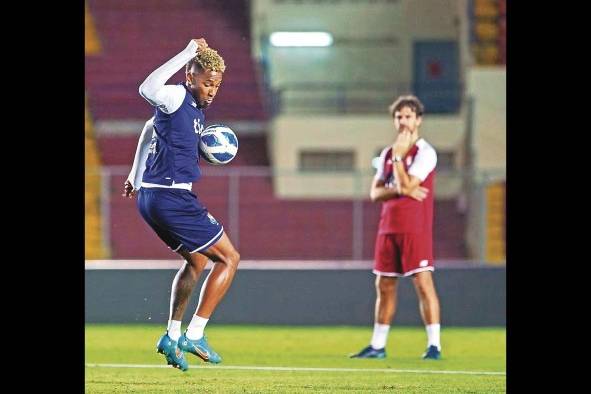 Michael Murillo trabaja con el balón, mientras es observado por un técnico asistente de la selección absoluta.