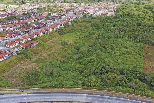 Las tierras fueron adquiridas por un monto que supera los $14.4 millones. Aunque en el acuerdo no se establece cuáles serían las “obras de impacto social”.