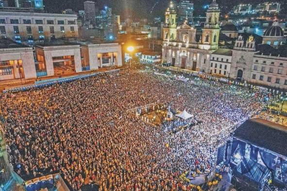 Una abarrotada Plaza Bolívar' en el cierre de campaña