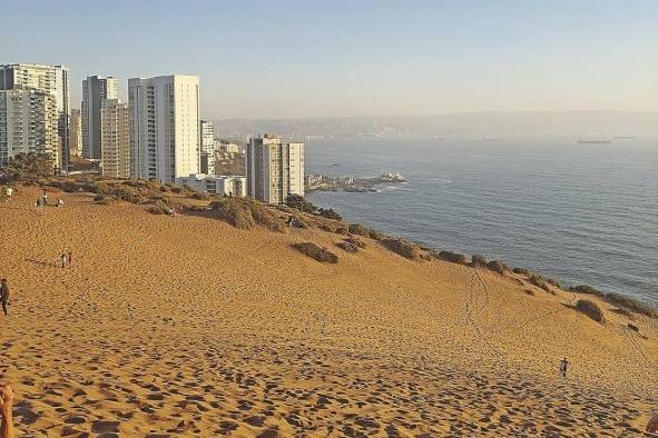 Para cerrar el día con broche de oro, la recomendación es ir a la Dunas de Concón y contemplar el atardecer.