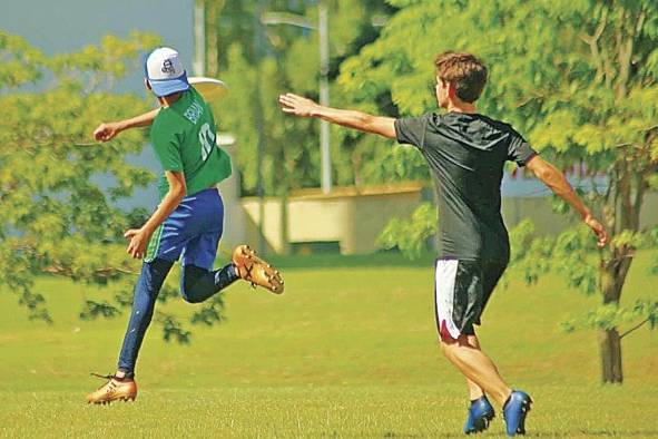 Compiten dos equipos de siete jugadores que se pasan el disco con el objetivo de atraparlo en el espacio del contrario para poder anotar.