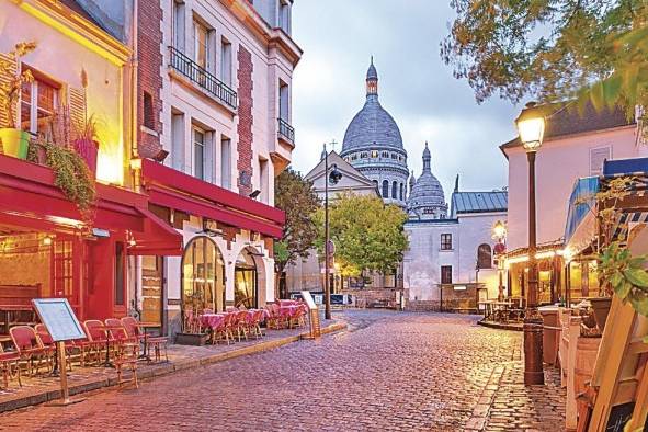 París, la capital de Francia, es una importante ciudad europea y un centro mundial del arte, la moda, la gastronomía y la cultura.