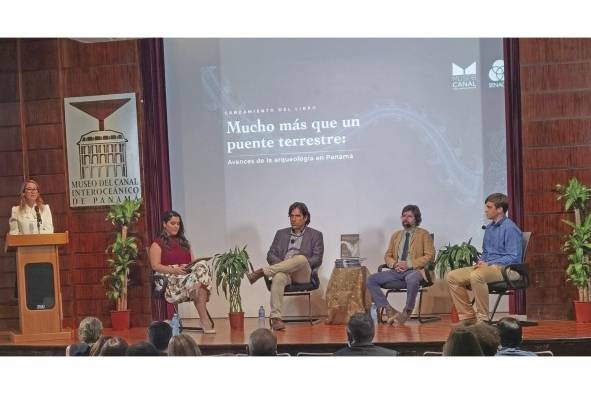 Milagro Mainieri, Ana Elizabeth González, Tomás Mendizábal, Juan Guillermo Martín y Jean-Sébastien Pourcelot, durante la presentación del libro en el Museo del Canal.