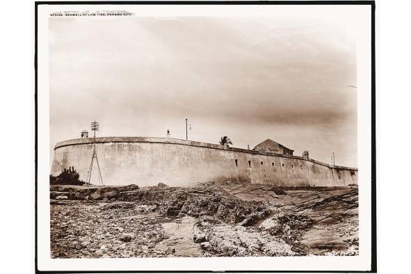 La muralla de la ciudad de Panamá en marea baja entre 1910 y 1920, capturada por Detroit Publishing Co.