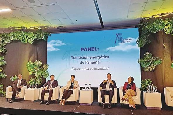 Panel 'Transición energética en Panamá: expectativa vs realidad', del XII Simposio Industrial de Energía y Agua.