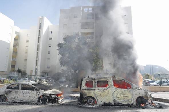 Vehículos quemados en la ciudad israelí de Ashkelon tras lanzamientos de cohetes desde Gaza.