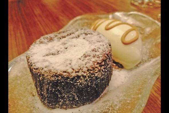 Fondant de chocolate y helado de dulce de leche