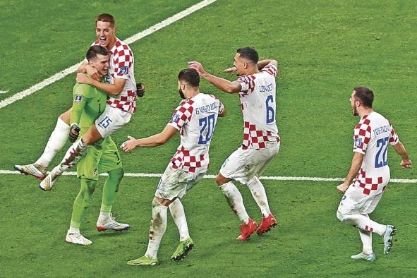 Jugadores de Croacia celebran junto al portero Dominik Livakovic.