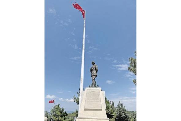 Estatua del héroe nacional Mustafá Kemal Atatürk