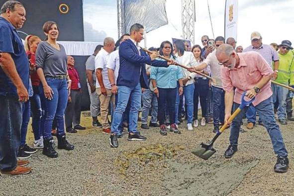 El alcalde José Luis Fábrega dio la primera palada en el sitio de la construcción.