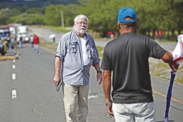 El momento en que la persona, arma en mano, se acercó a los manifestantes.