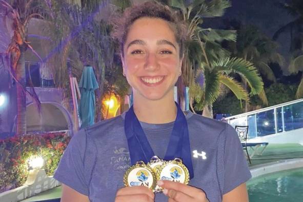 Carolina Cermelli obtuvo tres medallas en el Campeonato Centroamericano y del Caribe de Natación.