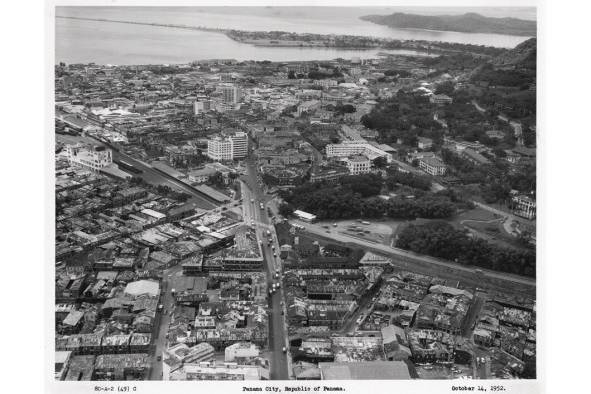 Vista de la ciudad de Panamá en la década de 1950. En la imagen los barrios de Calidonia, Santa Ana, del lado panameño, y el barrio de Balboa en la antigua Zona del Canal. Sería esta una de las áreas de mayor contacto entre las dos sociedades que dividían el límite impuesto por los estadounidenses con el tratado de 1903.