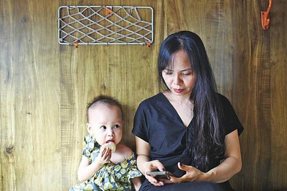 Los padres deben controlar la cantidad de horas que ellos mismos invierten frente a la pantalla. El infante necesita de su contacto para su desarrollo emocional.