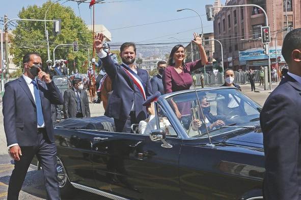 El presidente de Chile, Gabriel Boric (I), junto a la ministra del Interior, Izkia Siches (d).