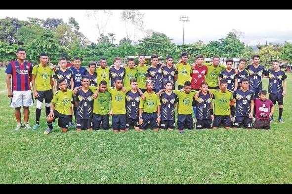 El Olympic realizó una serie con las fuerzas básicas del Saprissa en 2015, en el que estuvo Azael Brown (agachado con cabello pintado).