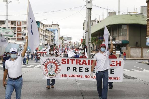 Sindicatos de trabajadores de diversos gremios han participado en manifestaciones en contra de la renuncia a las conquistas laborales que puede generar la crisis de la pandemia.