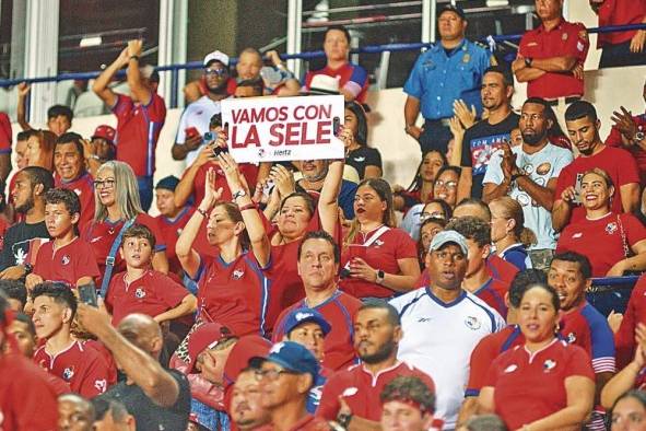 Fanáticos durante el partido entre Panamá y Guatemala.