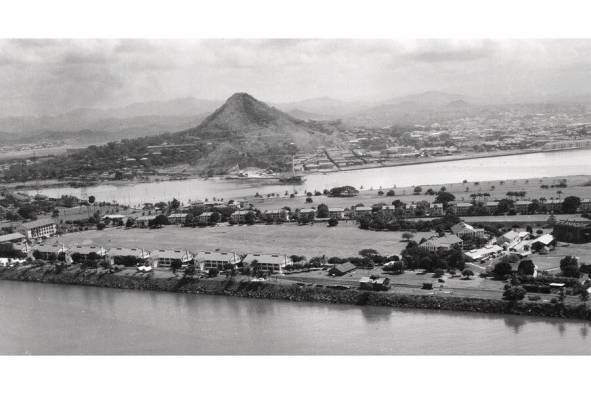 Vista del Fuerte Amador en primer plano, al fondo el Cerro Ancón y la ciudad de Panamá. La imagen corresponde a la década de 1930.