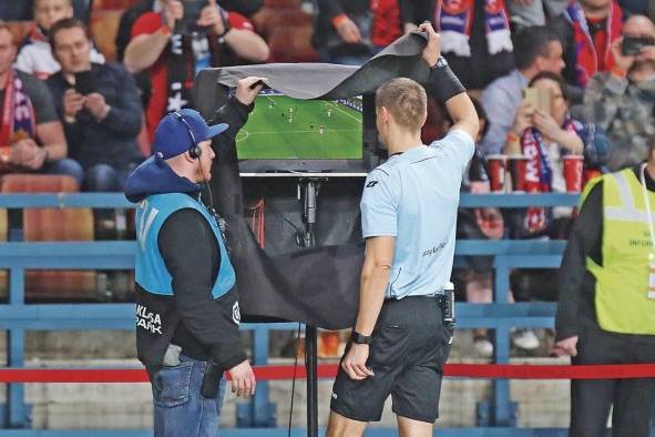 Muchos goles deben esperar la revisión de turno, mientras congelan los abrazos de celebración.