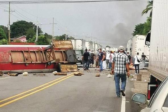 Sin paso, cientos de transportistas están detenidos en la frontera.