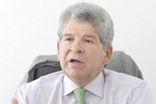 De profesión médico especialista asumió como Embajador de Colombia en Panamá en noviembre de 2019.