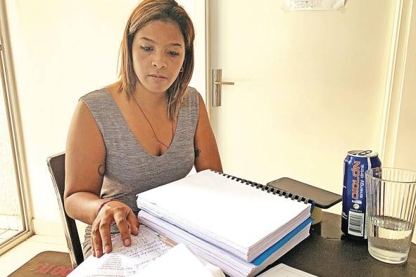 Alexandra Vence, exdirectora de la cárcel La Joyita, muestra los reportes sobre la cárcel que elevó a sus superiores.