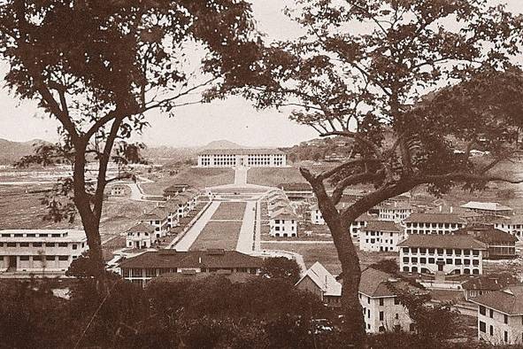 Vista del poblado permanente de Balboa, el Prado y el 'Administration Building', espacio donde se concentraban los edificios públicos de la Zona del Canal.